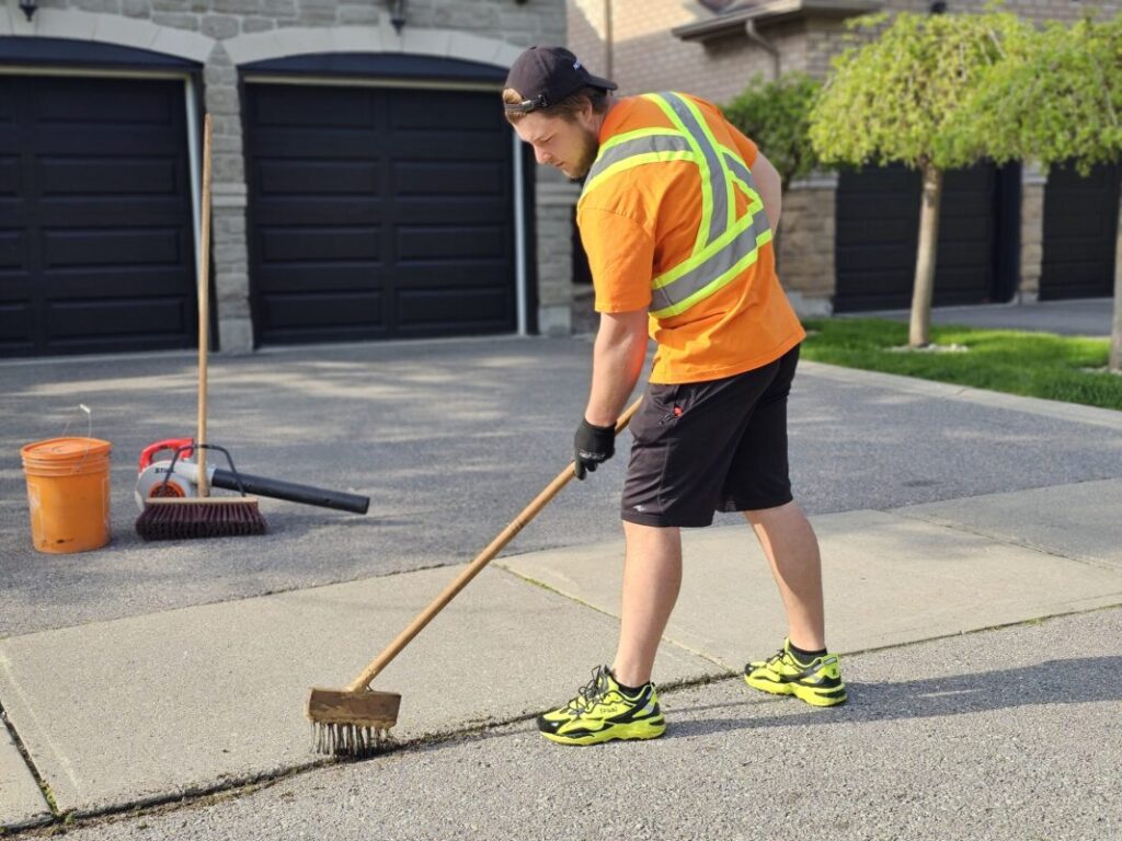 No Limit Sealing - Affordable Driveway Sealing, Interlock Sealing, Garage Ramp Installation, Driveway Extension, Crack Filling, Driveway Painting and Asphalt Maintenance in Vaughan, Richmond Hill, Maple, Markham, Woodbridge, Aurora - Driveway Sealing - Driveway Prep